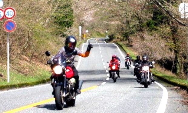 バイクで走る姿