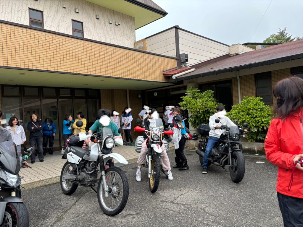 ツアーイベント5月石川((宿の玄関前で)子供たちがバイクに跨ってご満悦