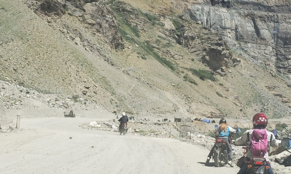 ヒマラヤツーリング　未舗装を走るバイク