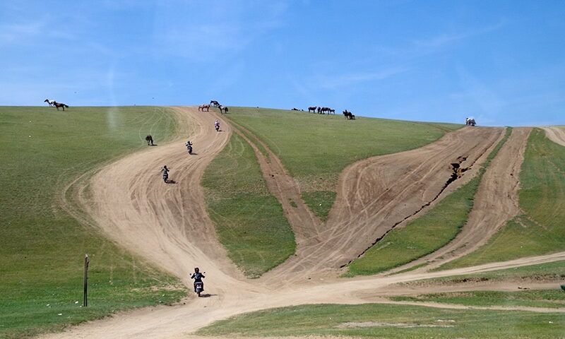 モンゴルツーリング　大草原を縦横無尽に走るバイク