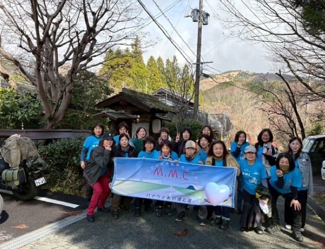 ツアーイベント4月大分県(筋湯温泉)宿の前で集合写真