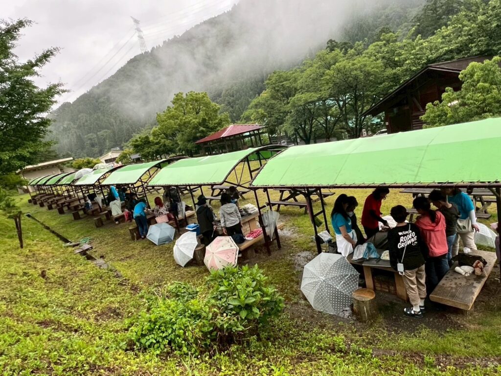 ツアーイベント６月琵琶湖お泊り&ランチツーリング(キャンプ場のバーベキュー会場と雨で煙った綺麗な山)