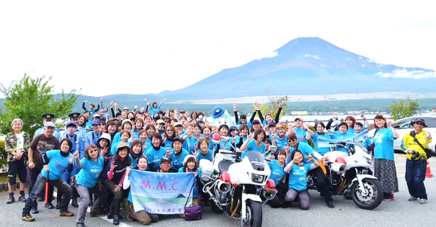 富士山をバックに、山梨県警の方々、サポートの方々と、集合写真!